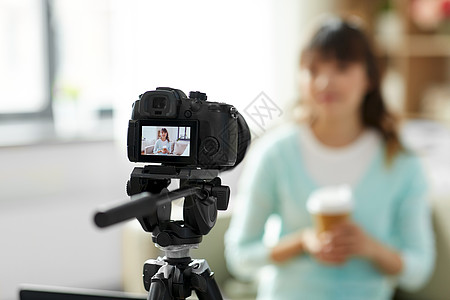 博客,技术,视频博客人的相机记录视频博客的好亚洲妇女博客带外卖咖啡杯家亚洲女博主带着咖啡录音视频图片