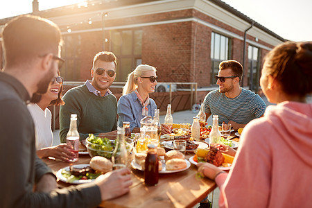 休闲人们的快乐的朋友夏天屋顶上吃晚餐烧烤聚会朋友们屋顶上吃晚饭烧烤聚会背景图片