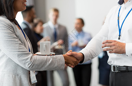商业伙伴关系合作国际会议上握手商务会议上握手的人背景图片