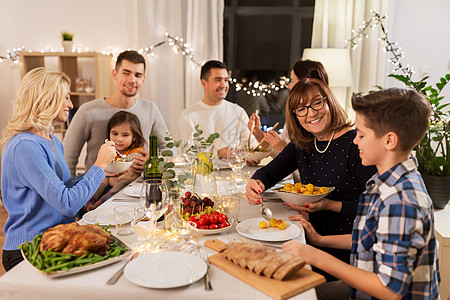 圣诞晚餐家庭举行晚宴庆祝背景