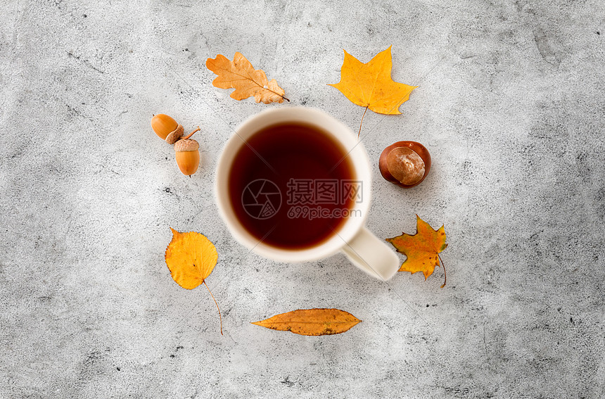 饮料,季节人的杯红茶,秋叶,橡子栗子灰色的石头背景杯茶,橡子栗子图片