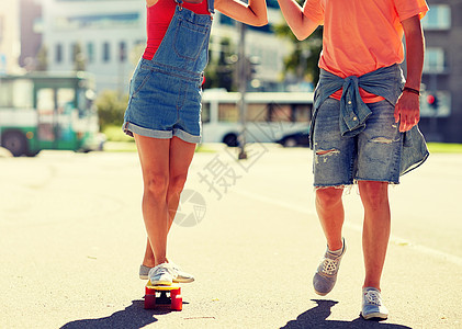 夏天,极限运动人们的快乐的十几岁的夫妇骑着短现代巡洋舰滑板城市街道轻夫妇城市街道上骑滑板图片