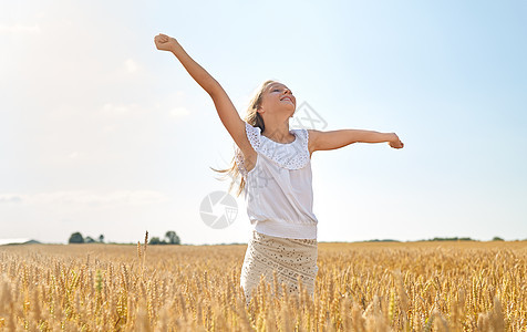 自然,收获自由的快乐的轻女孩伸出手谷物田夏天快乐微笑的轻女孩谷物场夏天图片