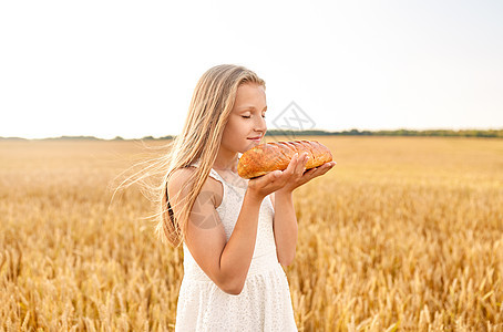自然,健康的饮食收获的微笑的轻女孩夏天的的白色包白包女孩闻着麦片地里的白包图片
