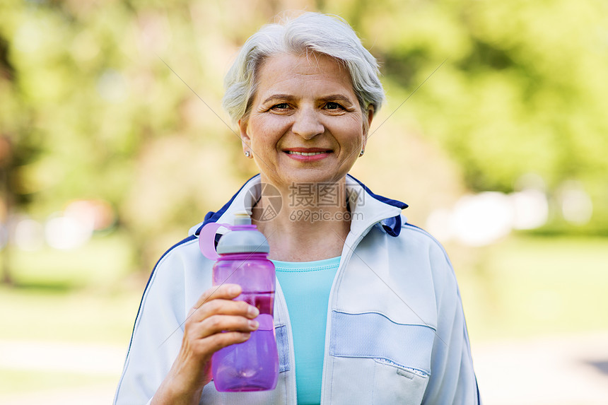 健身,运动健康的生活方式快乐微笑,运动的老年女子与瓶水夏季公园公园里带着瓶水的活泼的高级女人图片