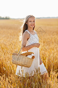 自然,健康的饮食机的微笑的轻女孩着柳条篮子与包牛奶谷物场夏天谷物地里篮子里包牛奶的女孩图片