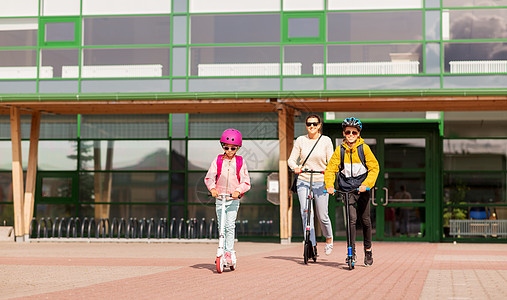 教育,学校家庭快乐的女儿,儿子母亲骑摩托车户外快乐的学校孩子妈妈骑滑板车图片