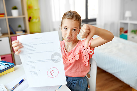 孩子,教育学理念悲伤的学生女孩家里没学校考试悲伤的学生女孩家里考试及格图片