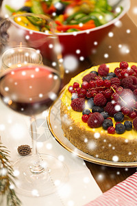 诞晚餐饮食浆果蛋糕其他食物家里的雪上把蛋糕其他食物放诞桌上图片