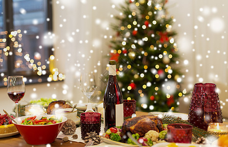 诞节晚餐饮食食物饮料家里的雪上家里诞桌上的食物饮料图片