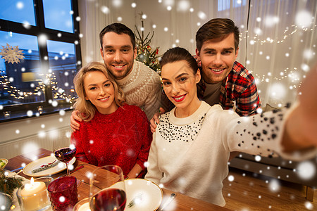 节日庆祝快乐的朋友家里自拍诞晚餐雪上朋友们诞晚餐上自拍背景图片