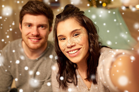 诞节人们的快乐的夫妇雪地上家自拍幸福的夫妇家里自拍图片