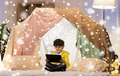 诞节,童,技术快乐的小男孩与平板电脑电脑孩子们帐篷家里的雪孩子们家帐篷里平板电脑的小男孩图片