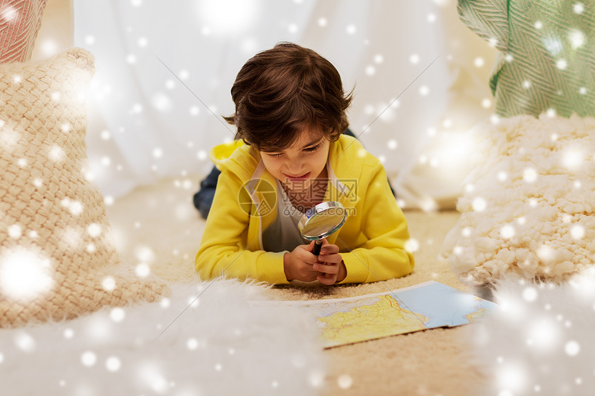 诞节,童,旅行潮湿的快乐的小男孩与放大镜路线图搜索位置孩子们帐篷家里的雪带放大镜的男孩家里的孩子帐图片