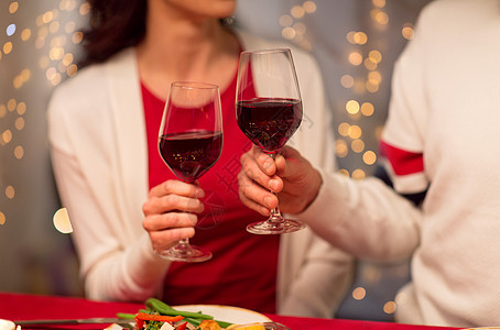 节日,家庭庆祝亲密的幸福夫妇家里吃诞晚餐喝红酒诞节,亲密的情侣们喝着红酒背景图片