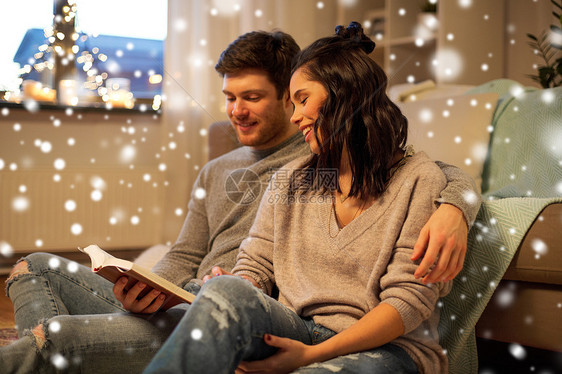 休闲,诞节人们的快乐的夫妇雪地上家看书快乐的夫妇家看书图片