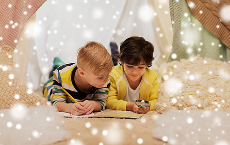 童,旅行诞节的快乐的小男孩与放大镜路线图搜索位置孩子们帐篷家里的雪孩子们家帐篷里着放大镜的男孩背景图片
