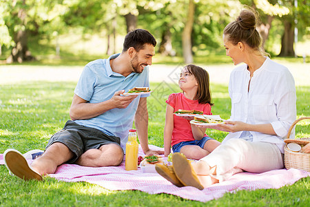 家庭出游公园野餐图片