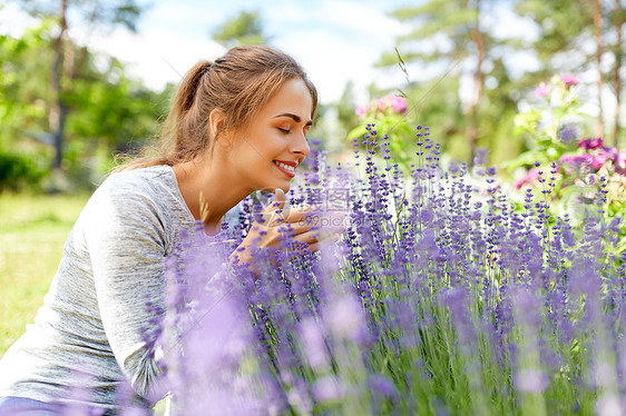 花园里闻着薰衣草花香的女人图片