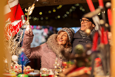 购物,寒假人们的快乐的老夫妇诞市场纪念品商店市政厅广场塔林,爱沙尼亚诞市场纪念品商店的高级夫妇图片
