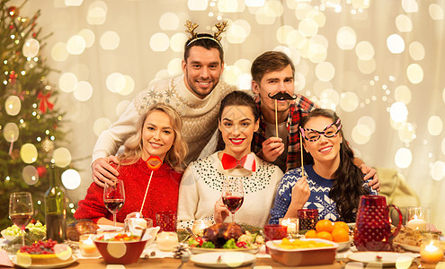 节日庆祝快乐的朋友与派道具家里吃诞晚餐快乐的朋友家庆祝诞节图片
