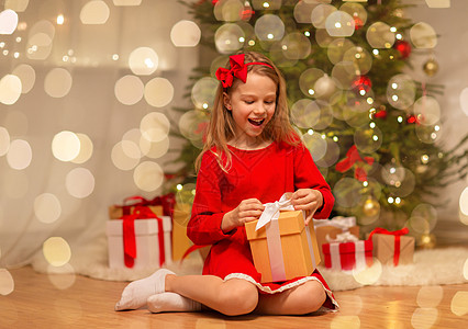 红色圣诞树小女孩拆圣诞礼物背景