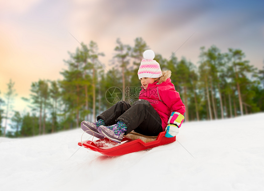 小女孩玩雪橇图片