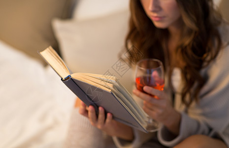 女人看书喝酒背景图片