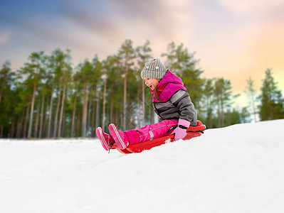小女孩玩雪橇图片