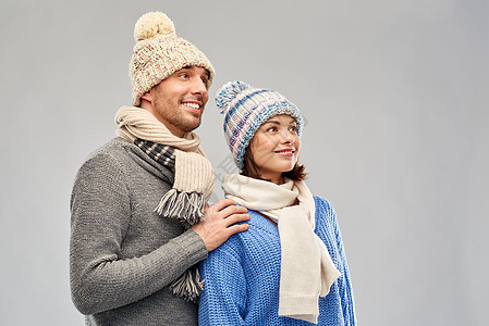 人们,诞节冬天的衣服幸福的夫妇针帽围巾灰色背景穿着冬天衣服的快乐夫妇图片