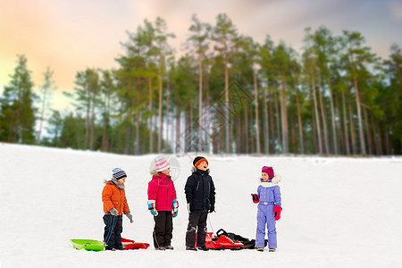 快乐的孩子们雪地里滑雪图片