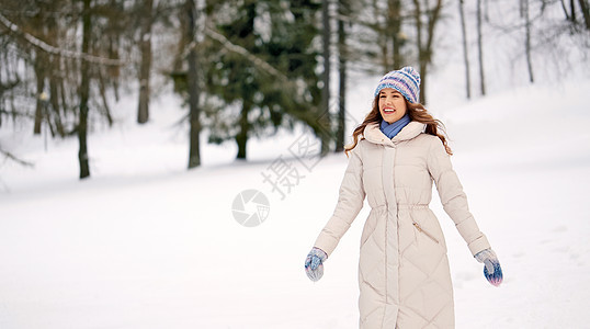 冬天森林里户外快乐微笑的女人图片
