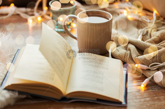 潮湿舒适的家庭书杯咖啡热巧克力桌子上桌子上书杯咖啡热巧克力图片