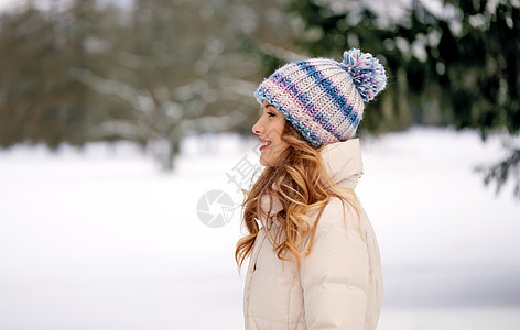 人,季节休闲的快乐的微笑女人户外冬天冬天户外快乐微笑的女人图片