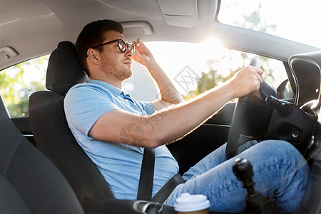 运输,车辆视觉男子司机眼镜驾驶汽车夏天夏天戴眼镜开车的人司机图片