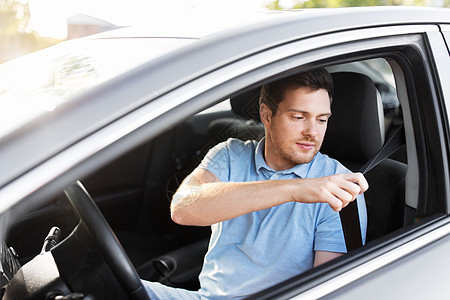 运输,车辆安全驾驶男子汽车司机紧固安全安全带夏季男子汽车司机系安全带背景图片