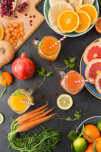 食物,健康饮食素食梅森罐杯橘子胡萝卜汁与纸吸管,水果蔬菜石板桌上梅森罐杯蔬菜汁桌子上图片