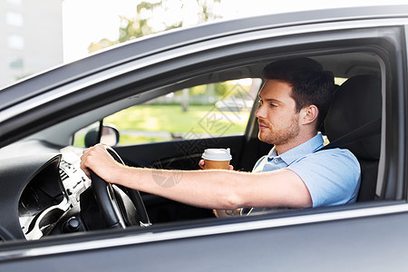 运输,车辆驾驶疲惫的困乏男子汽车司机带外卖咖啡杯疲惫的男人开车带着外卖咖啡图片