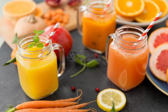 食物,健康饮食素食梅森罐杯橘子胡萝卜汁与纸吸管,水果蔬菜石板桌上梅森罐杯蔬菜汁桌子上图片