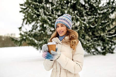 人们,热饮休闲快乐的女人冬天户外喝外卖咖啡冬天户外喝咖啡的快乐女人图片