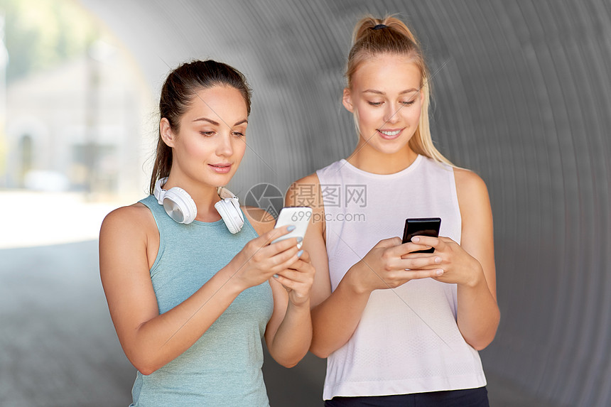 健身,运动健康的生活方式微笑的轻妇女女朋友与智能手机智能手机的女女朋友图片