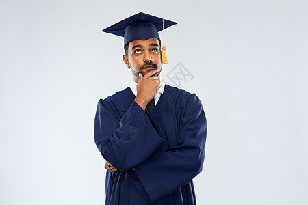 教育,毕业人的思考印度男研究生砂浆板学士礼服灰色背景研究生砂浆板思维图片