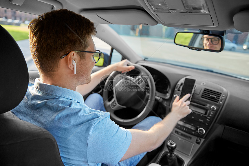 运输,车辆人的人司机与无线耳机驾驶汽车用GPS导航智能手机男人驾驶汽车,智能手机上用GPS图片