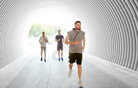 健身,运动健康的生活方式微笑的轻人男朋友隧道里跑步轻的男人男朋友隧道里跑步图片