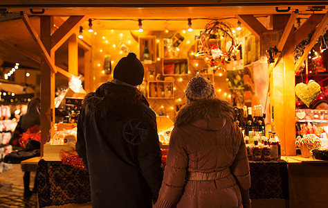 爱,寒假人的快乐的老夫妇诞市场纪念品商店的摊位晚上快乐的老夫妇诞市场拥抱图片
