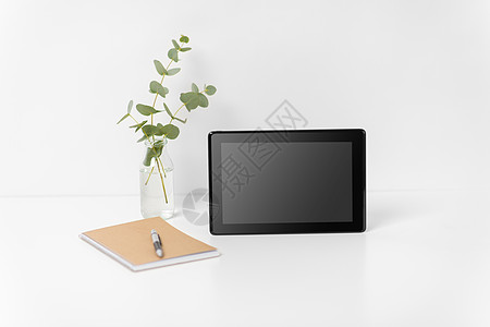 素食主义商业,电子内部平板电脑电脑与黑色屏幕上的白色办公桌白色办公室桌子上黑色屏幕的平板电脑背景