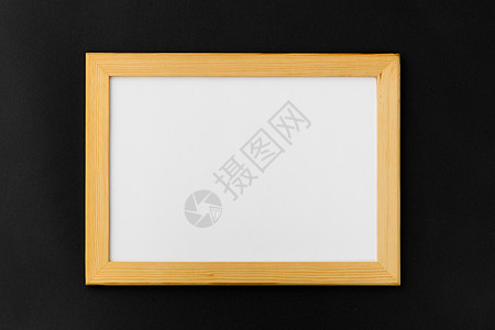 信息白板木制框架黑色背景黑色背景的木框白板图片