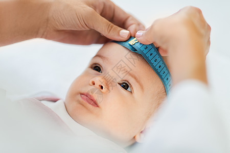 医学,医疗儿科女儿科医生与测量磁带测量女婴病人诊所医院的头儿科医生诊所测量婴儿的头部图片