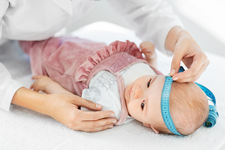 医学,医疗儿科女儿科医生与测量磁带测量女婴病人诊所医院的头儿科医生诊所测量婴儿的头部图片