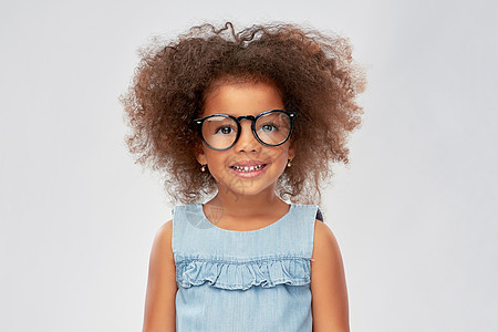 童,学校教育快乐的非裔美国女孩戴着灰色背景的眼镜戴眼镜的快乐的非裔美国女孩图片